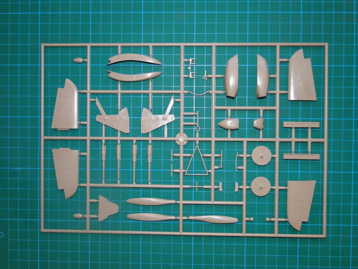 Fly 32013 Hawker Hurricane Mk IIc Trop 1/32 – image 4