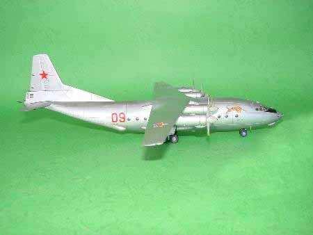 Trumpeter 04001 AntonovAn-12BK Cub 1/100 – imagen 2