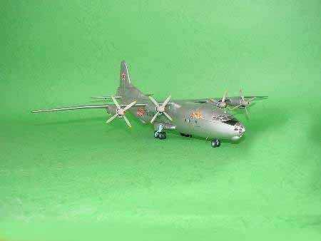 Trumpeter 04001 AntonovAn-12BK Cub 1/100 – imagen 3