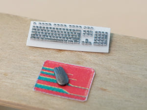 Point of no Return 3524057 PC z monitorem, klawiaturą, myszką i kalkomaniami / PC with monitor, keyboard, mouse and decals 1/35 – imagen 3