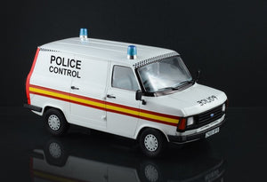 Italeri 3657 FORD TRANSIT UK POLICE 1/24 – imagen 3