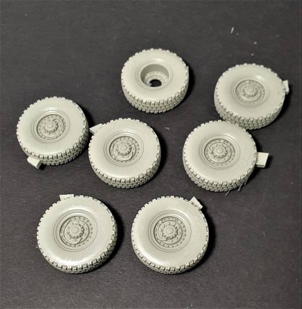 Panzer Art RE35-710 FMTV Road wheels (Goodyear) 1/35 – imagen 2