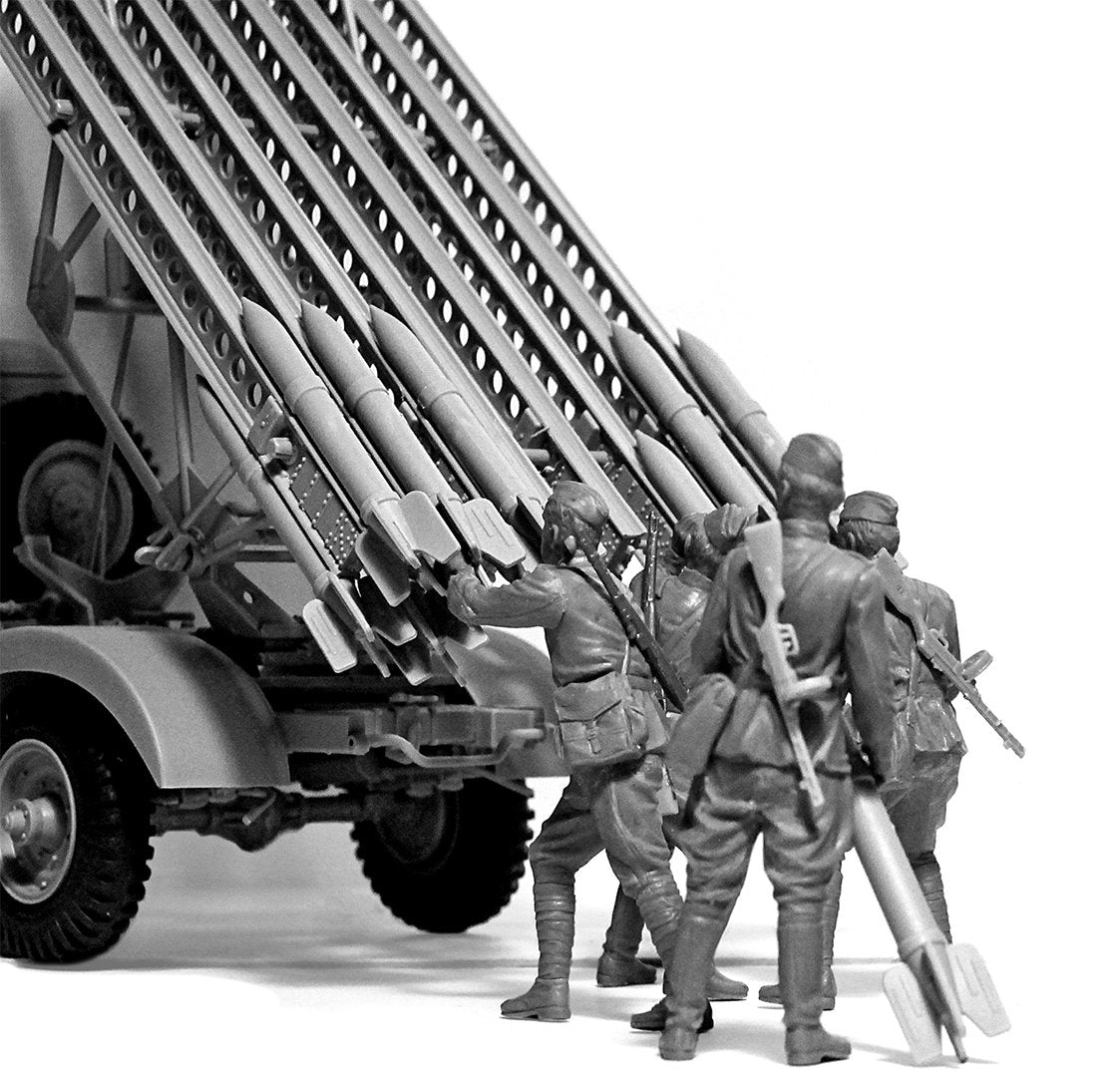 ICM 35648 WWII Soviet BM-13-16 MLRS Vehicle Crew 1/35 – imagen 3