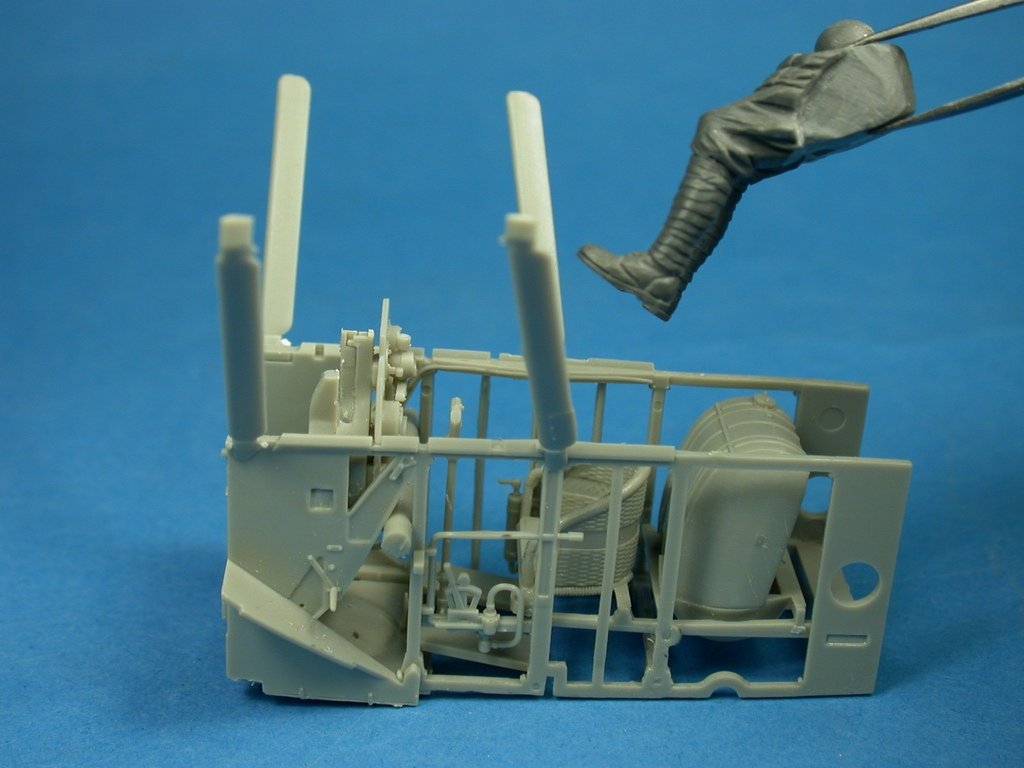 Figurine Copper State Models F32-039 : Pilote RFC assis en blouson de cuir, échelle 1/32 – image 7