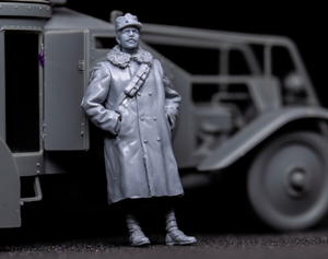 Copper State Models F35-026 Italian Armoured Car Officer in Fur Greatcoat 1/35 – imagen 2