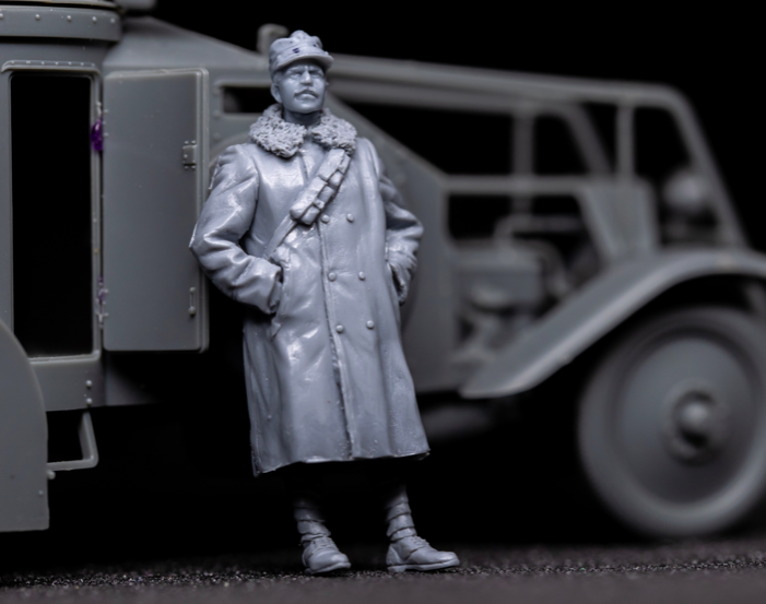 Copper State Models F35-026 Italian Armoured Car Officer in Fur Greatcoat 1/35 – imagen 2