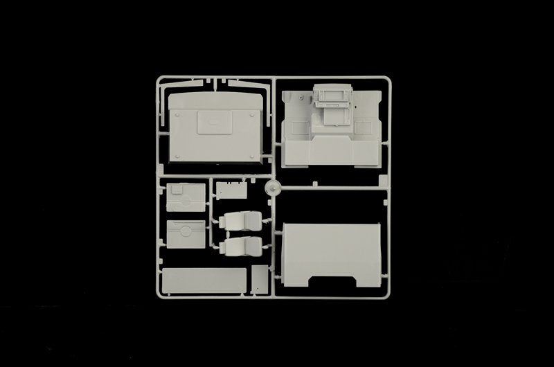 Italeri 3945 VOLVO F16 Globetrotter Canvas Truck with elevator 1/24 – imagen 11