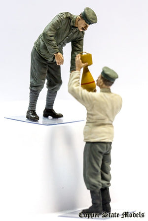 Maquette Copper State Models F32-005 Personnel d&amp;#39;aérodrome allemand chargeant des bombes 1/32 – image 4