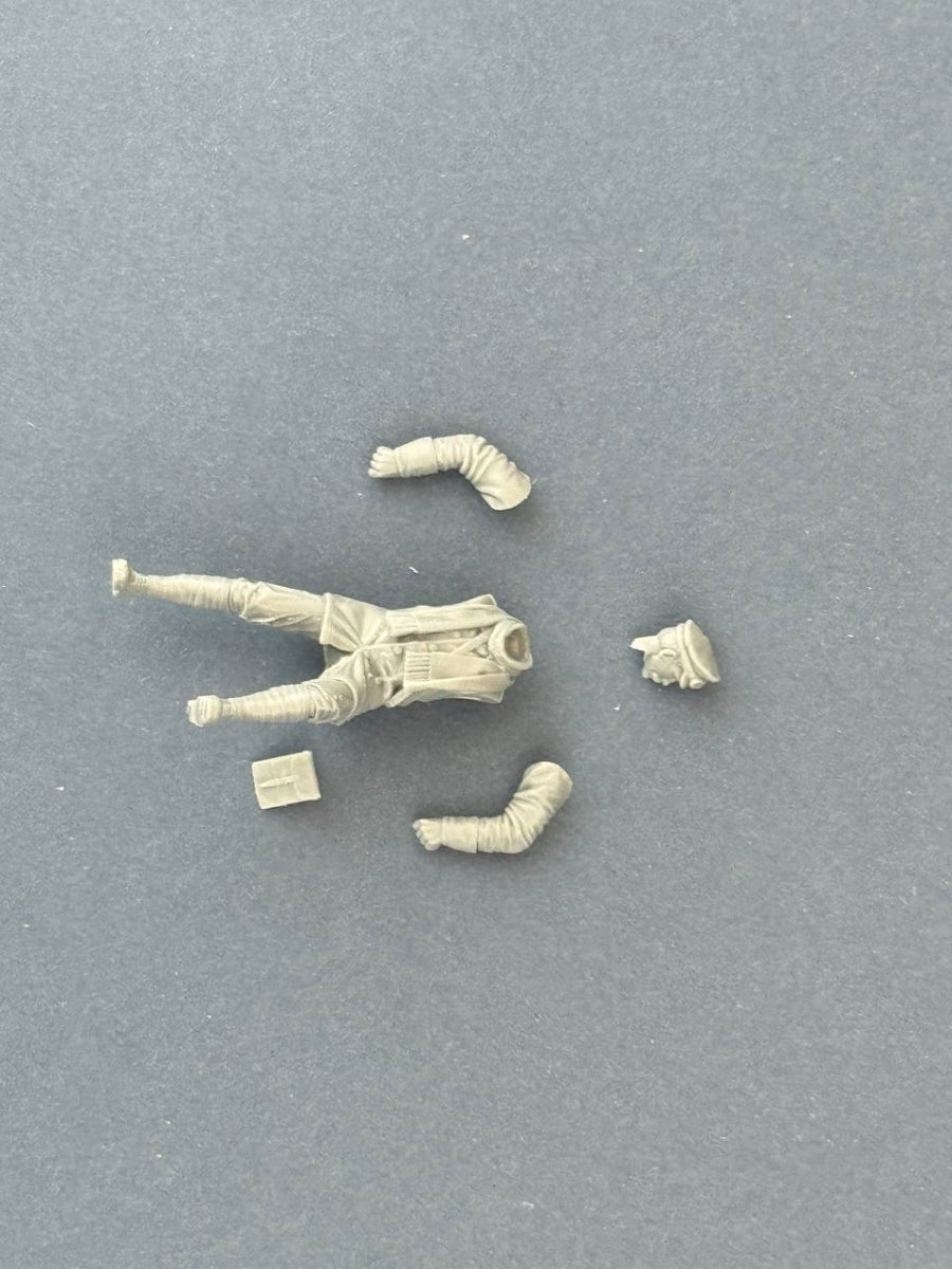 Copper State Models F35-056 German dispatch rider Standing with a motorcycle ( Motorcycle not included) 1/35 – Bild 4