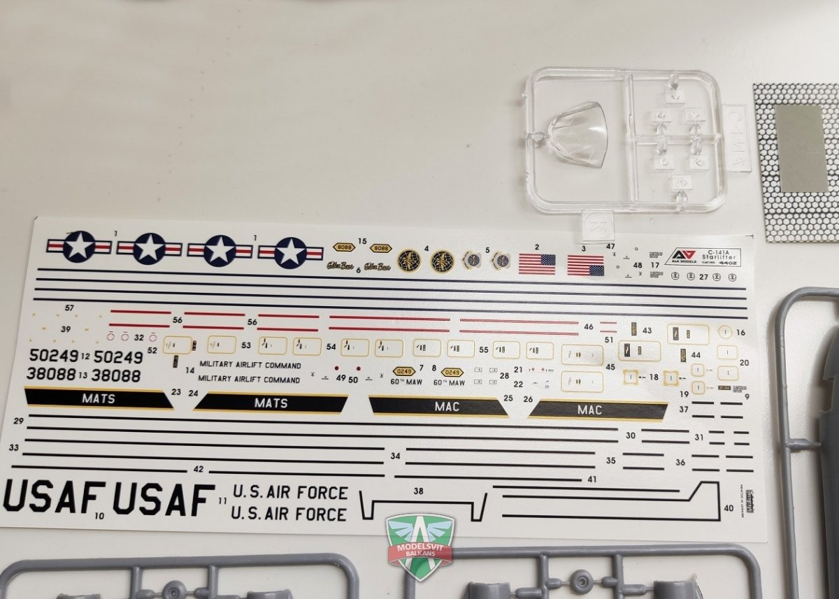 A&amp;amp;A Models 4402 C-141A Military Strategic Airlifter 1/144 – imagen 4
