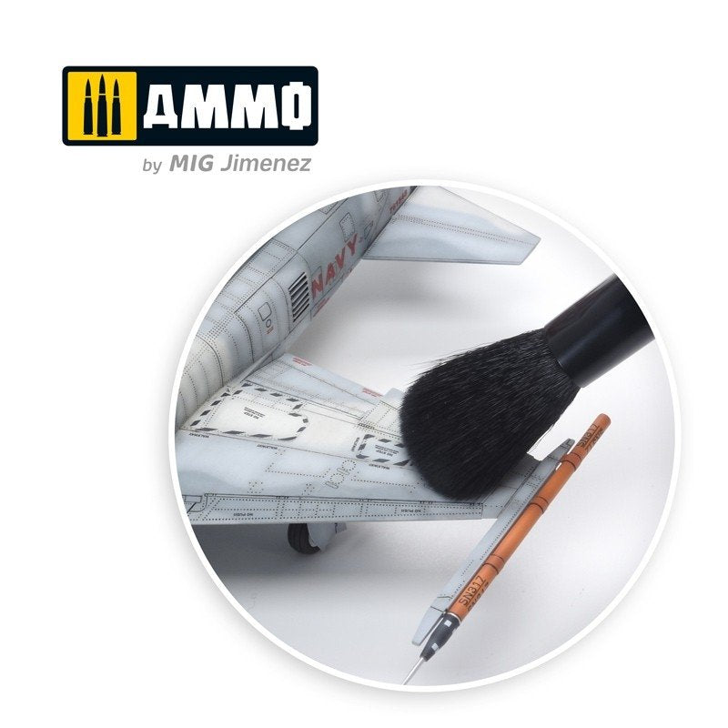 AMMO of Mig Jimenez 8576 DUST REMOVER BRUSH 2 – imagen 3