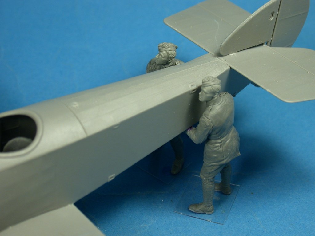 Copper State Models F32-023 RFC Air Mechanics lifting the tail 1/32 – imagen 4