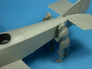 Copper State Models F32-023 RFC Air Mechanics lifting the tail 1/32 – imagen 4
