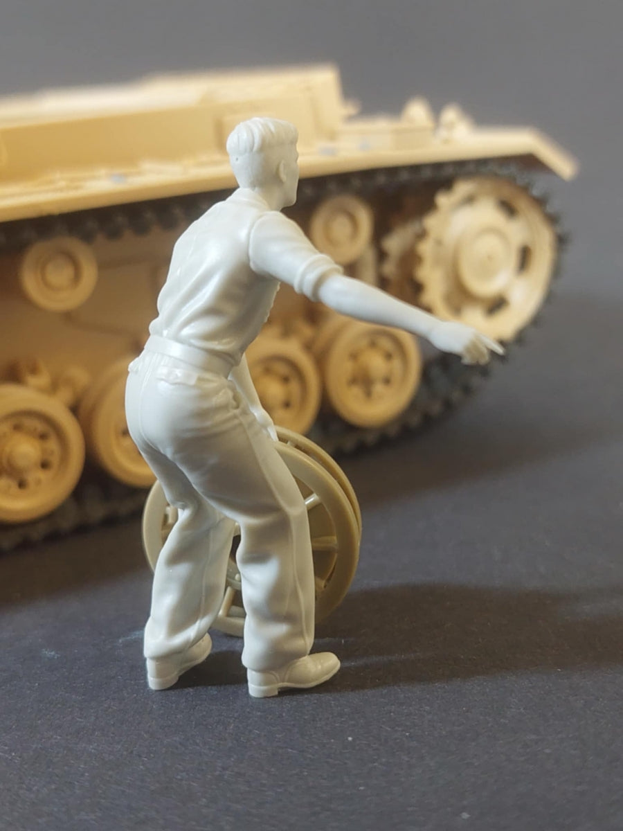 Panzer Art FI35-239 German tank mechanic at work No2 1/35 – zdjęcie 2