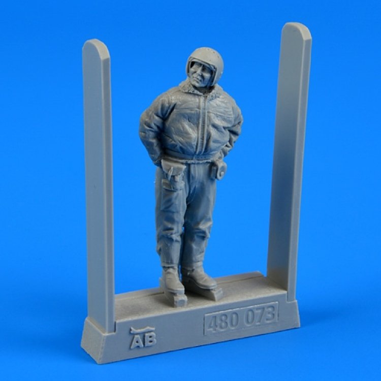 Aerobonus 480073 Soviet air force fighter pilot - winter suit 1/48