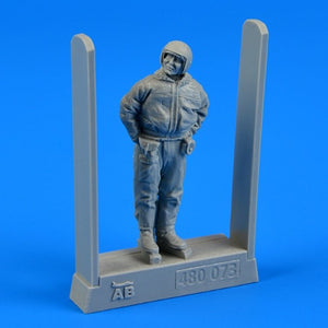 Aerobonus 480073 Soviet air force fighter pilot - winter suit 1/48