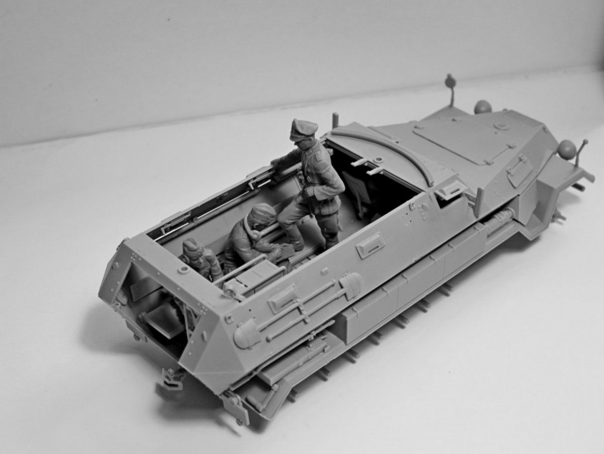 ICM 35105 Beobachtungspanzerwagen Sd.Kfz.251/18 Ausf.A WWII German Observation Vehicle with crew 1/35 – immagine 10
