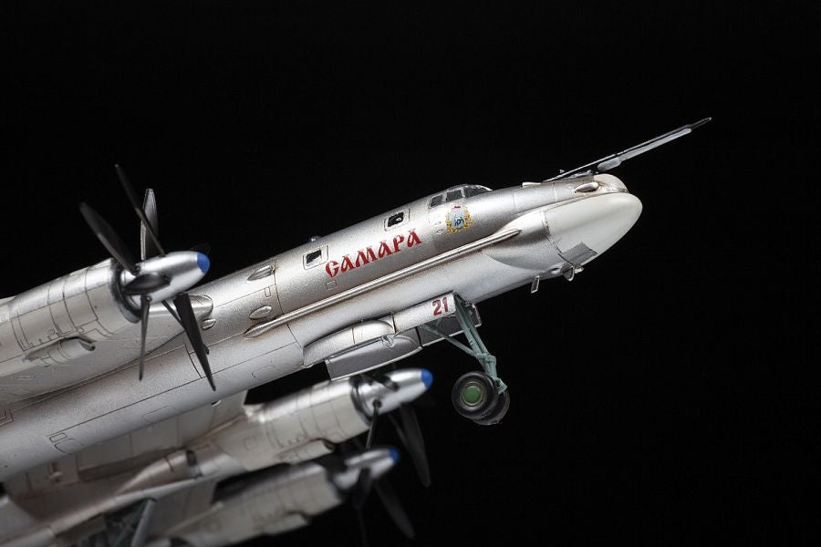 Zvezda 7038 Tu-95MS Bear Russian Strategic Bomber 1/144 – imagen 3