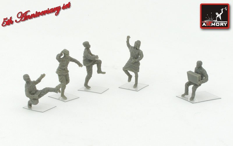Armory Models F7221 Soviet soldiers at a party 1/72 – immagine 2