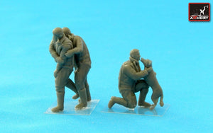 Armory Models F7224b RAF WWII crewman in high altitude outfit – “Friends” 1/72 – imagen 3