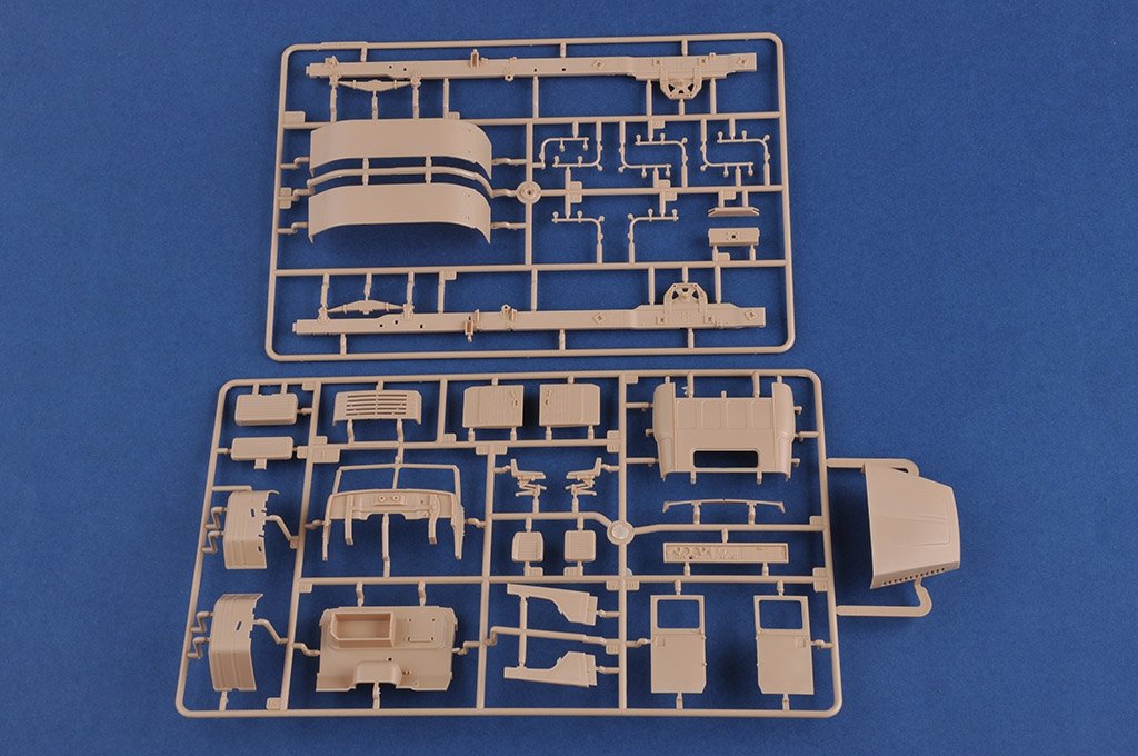 Hobby Boss 85513 Ukraine KrAZ-6446 Tractor with MAZ/ChMZAP-5247G semitrailer 1/35 – zdjęcie 13