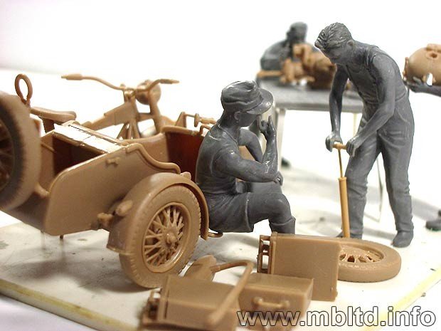 Master Box 3560 Équipe de réparation de motos allemandes (1/35) – image 3