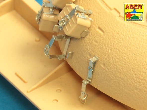 Aber 35A129 Mounts for additional ammunition boxes used on Soviet tanka like: T-54; T-55 or T-62 1/35 – Bild 5