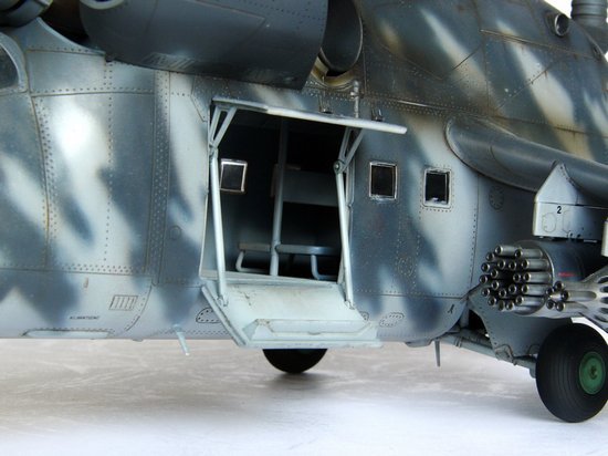 Trumpeter 05103 Mil Mi-24V Hind-E Helicopter – image 8