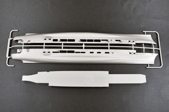 Trumpeter 05627 German Navy Aircraft Carrier DKM Graf Zeppelin 1/350 – image 7