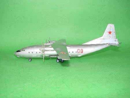 Trumpeter 04001 AntonovAn-12BK Cub 1/100 – imagen 5