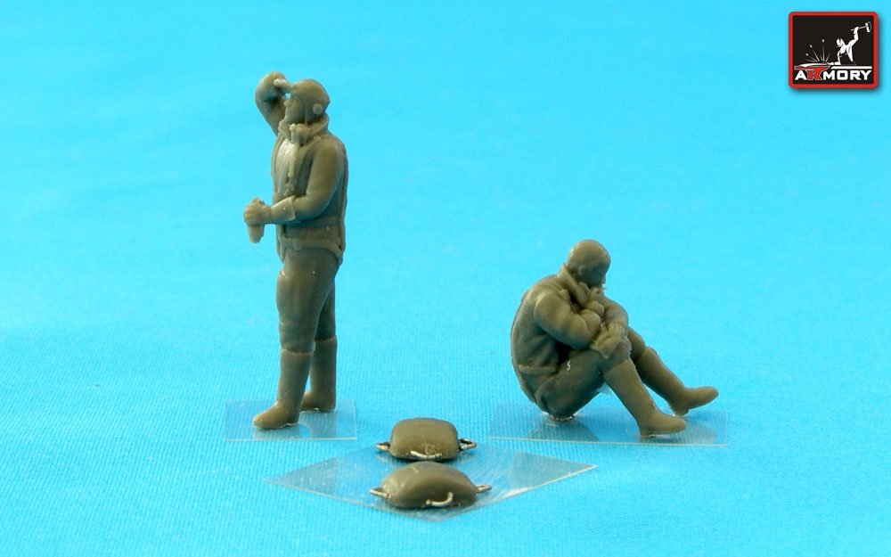 Armory Models F7224c RAF WWII crewmen in high altitude outfit – “Waiting…” 1/72 – image 4