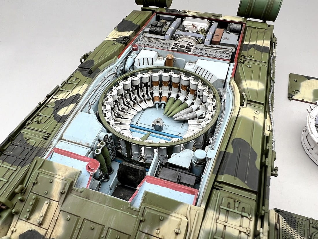 Amusing Hobby 35A060 Russian Main Battle Tank T-80U - Full interior kit 1/35 – Bild 5