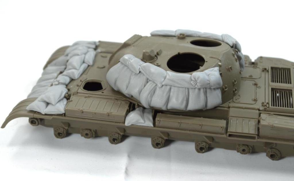 Panzer Art RE35-309 T-55 with sandbags armor 1/35 – imagen 4