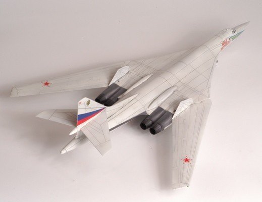 Zvezda 7002 Russian Supersonic Strategic Bomber Tu-160 1/144 – imagen 5