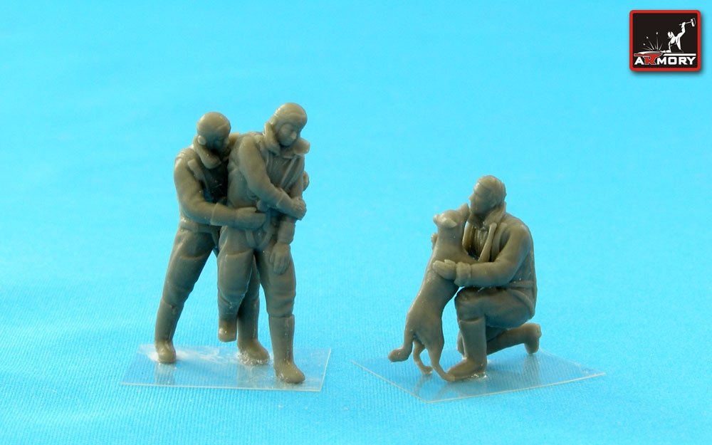Armory Models F7224b RAF WWII crewman in high altitude outfit – “Friends” 1/72 – imagen 2