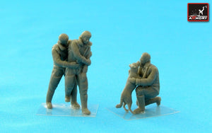 Armory Models F7224b RAF WWII crewman in high altitude outfit – “Friends” 1/72 – imagen 2