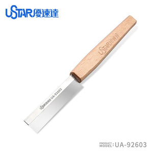 Scie à main U-Star UA-92603A avec manche en bois, facilitant le travail.