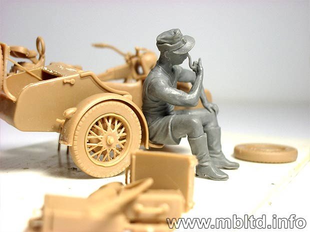 Master Box 3560 Équipe de réparation de motos allemandes (1/35) – image 11