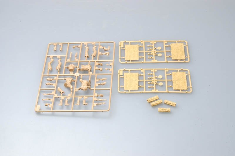 Trumpeter 00426 German s.FH 18 Field Howitzer Gun Crew Ammo Supplied Team 1/35 – imagen 4