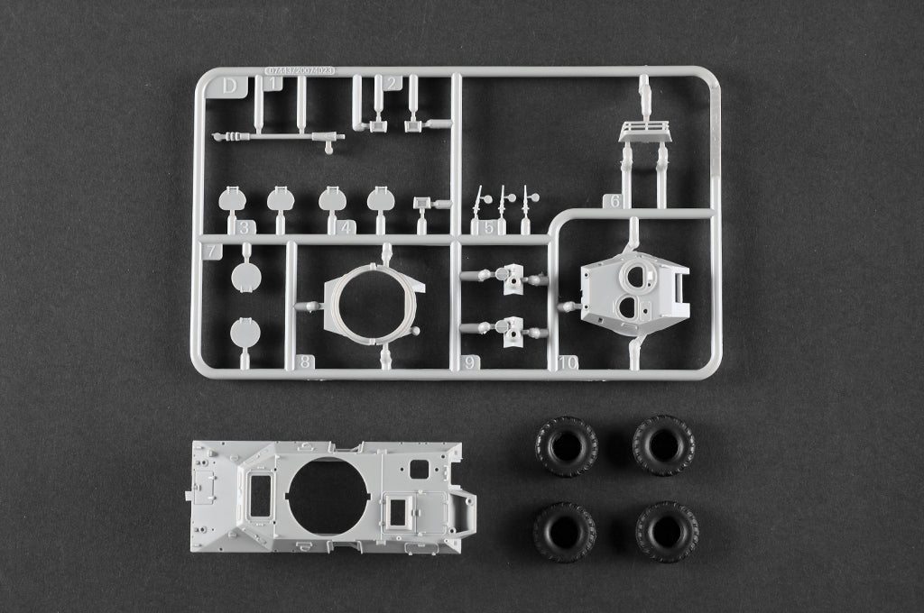 Trumpeter 07443 V-150 Commando AFV w/ Cockerill 90mm Gun 1/72