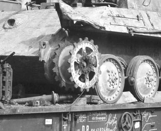 Panzer Art RE35-327 Damage drive wheels for “Panther” tank 1/35 – Bild 2