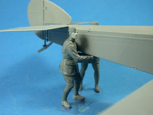 Copper State Models F32-023 RFC Air Mechanics lifting the tail 1/32 – imagen 5