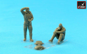 Armory Models F7224c RAF WWII crewmen in high altitude outfit – “Waiting…” 1/72 – image 2