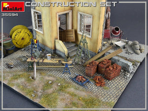 MiniArt 35594 Construction Set Kit: Ladders, Table, Buckets, Bricks, Cart, Anvil, Beams, Jack Stand &amp;amp; Tools 1/35 – imagen 3