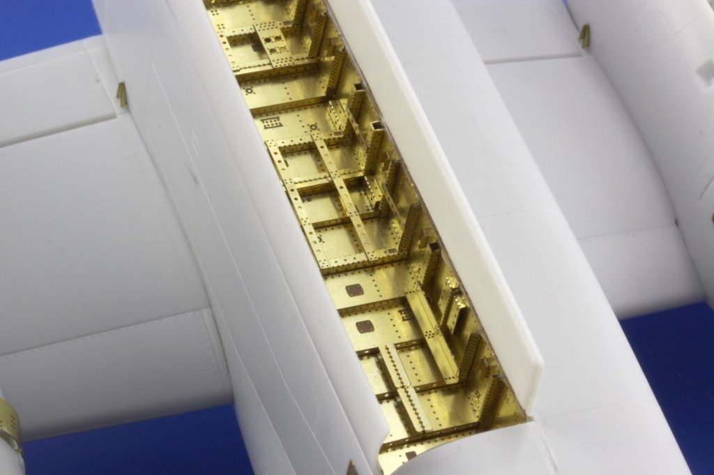Eduard 48699 S-2E bomb bay 1/48 Kinetic – image 4