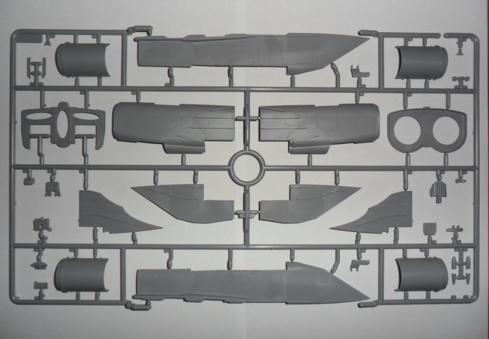 ICM 48902 MiG-25 RB, avion de reconnaissance soviétique (1/48) – image 10