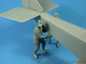 Copper State Models F32-023 RFC Air Mechanics lifting the tail 1/32 – imagen 2