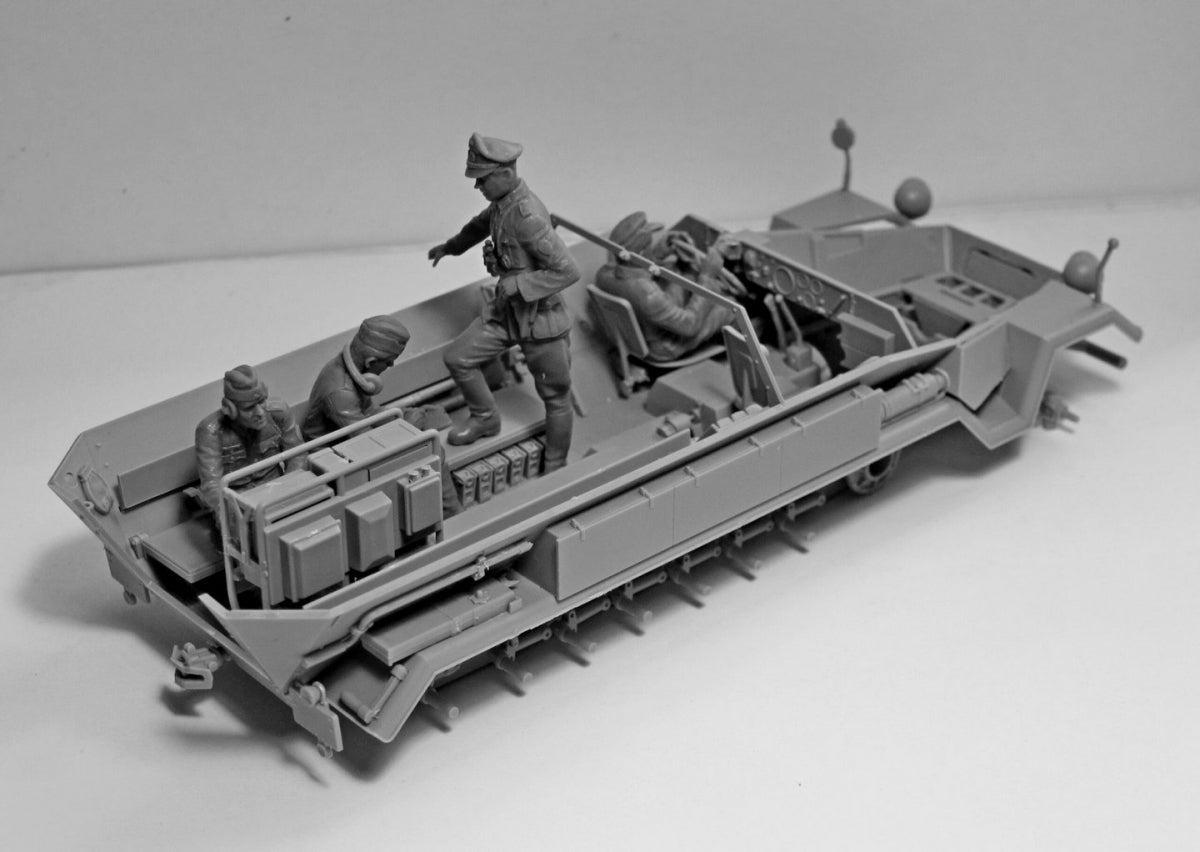 ICM 35105 Beobachtungspanzerwagen Sd.Kfz.251/18 Ausf.A WWII German Observation Vehicle with crew 1/35 – immagine 9