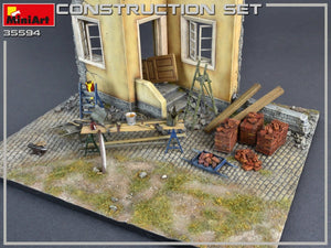 MiniArt 35594 Construction Set Kit: Ladders, Table, Buckets, Bricks, Cart, Anvil, Beams, Jack Stand &amp;amp; Tools 1/35 – imagen 4